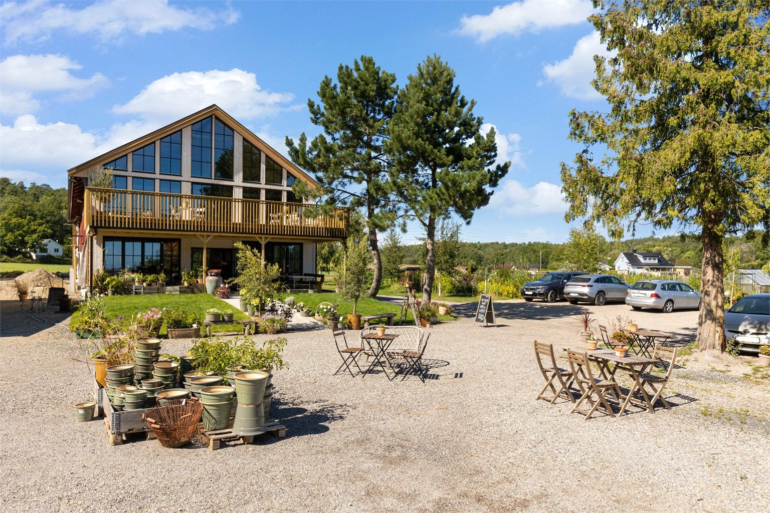 Kort vei til Bondens hage, med utleielokaler, blomsterhandel og kafeteria