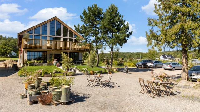 Kort vei til Bondens hage, med utleielokaler, blomsterhandel og kafeteria