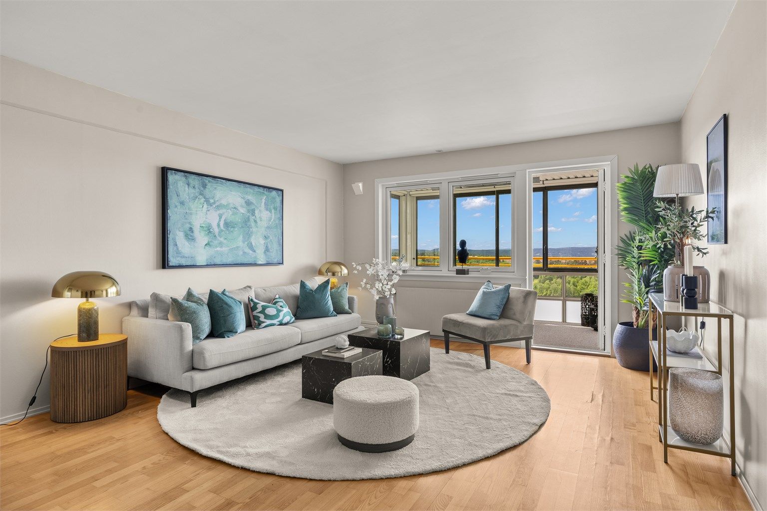 Romslig stue med rikelig plass til flere sittegrupper, og som kan enkelt deles inn i ulike soner. 