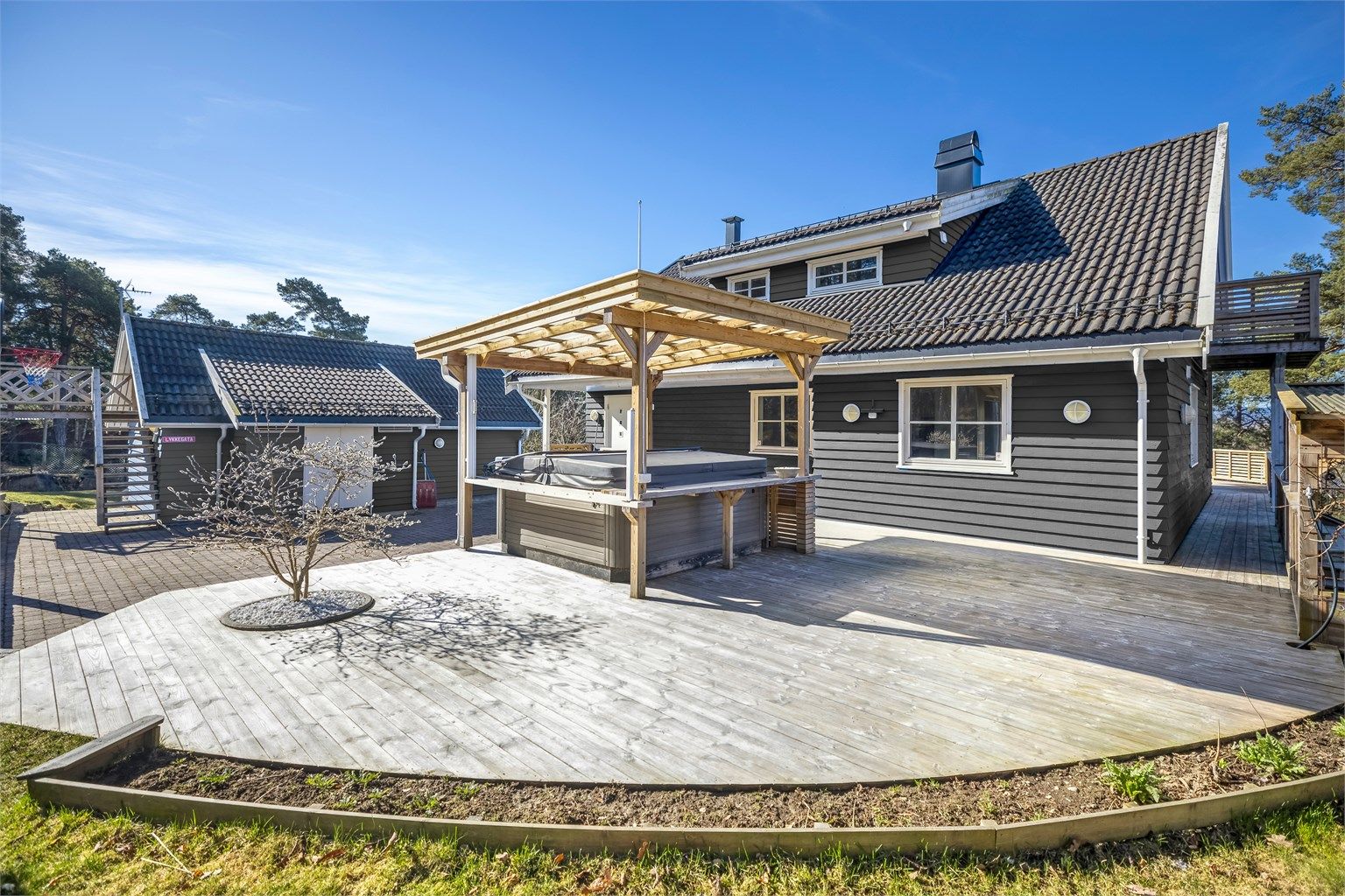 Adkomst via hyggelig og pent opparbeidet gårdsplass som gir et godt førsteinntrykk av eiendommen 