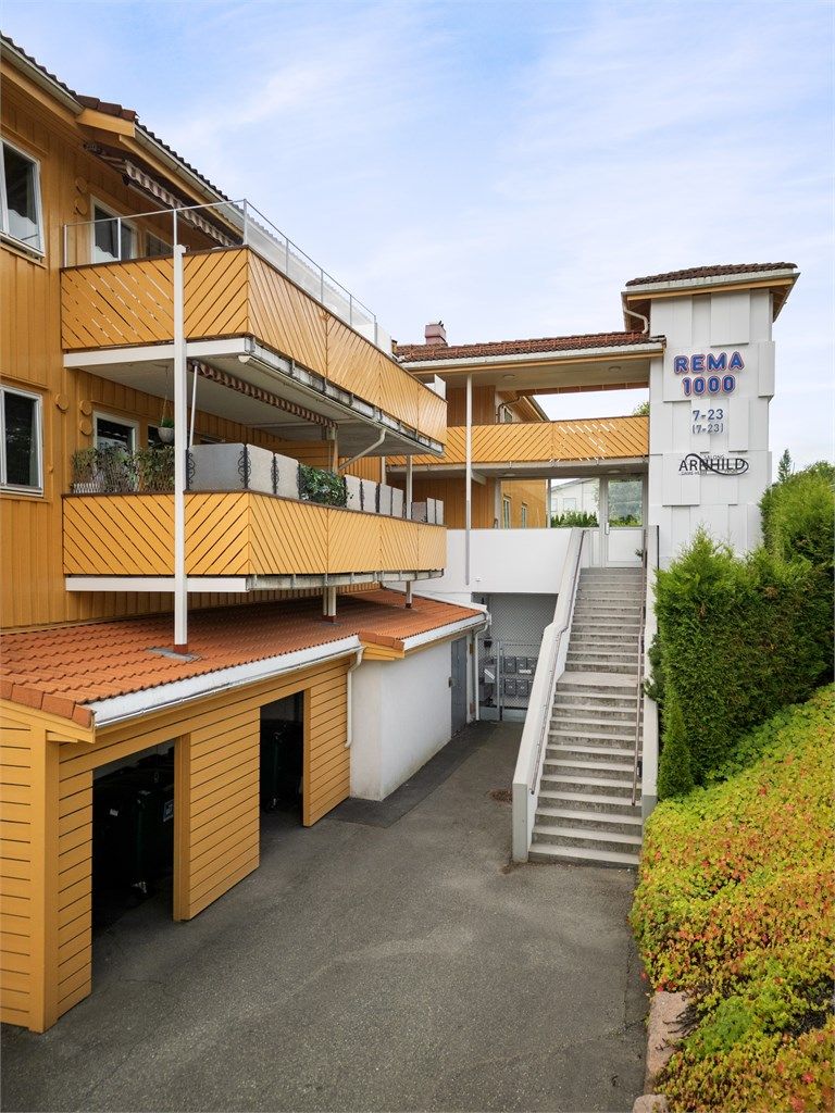 Heis- og trappeadkomst til felles atrium samt leilighetens etasjeplan i 2. etasje.