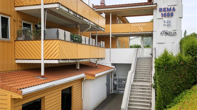 Heis- og trappeadkomst til felles atrium samt leilighetens etasjeplan i 2. etasje.