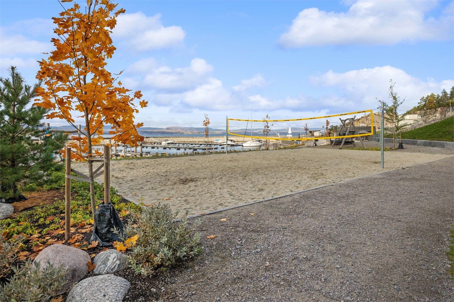 Sandvolleyballbane og rekreasjonsområder i umiddelbar nærhet til sjøen.