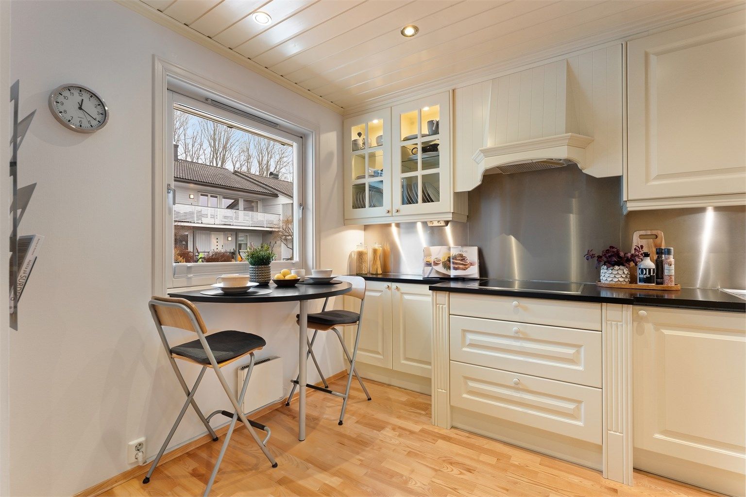 Godt med skap- og benkeplass.