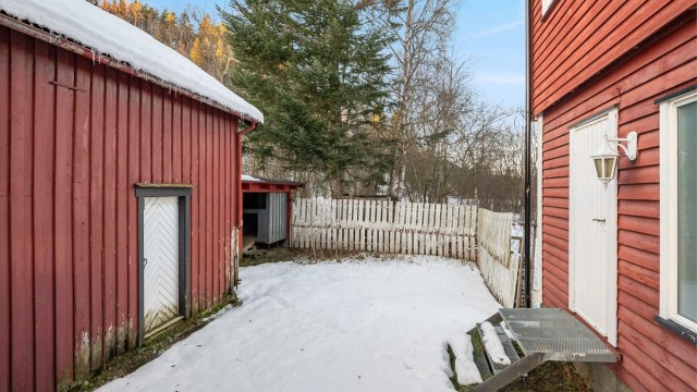 Bildet viser vaskeromsinngangen og deler av utendørsarealet mot garasje/bod.