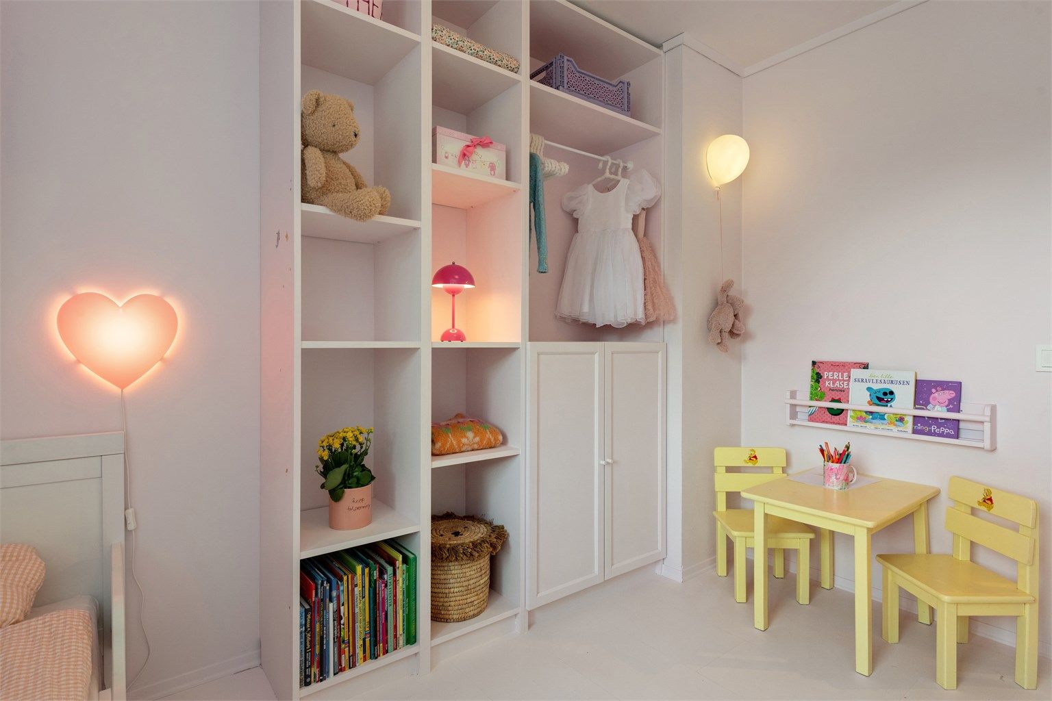 Et av soverommene, innredet som barnerom med åpen garderobeløsning.