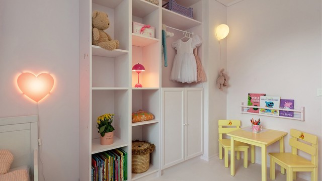 Et av soverommene, innredet som barnerom med åpen garderobeløsning.