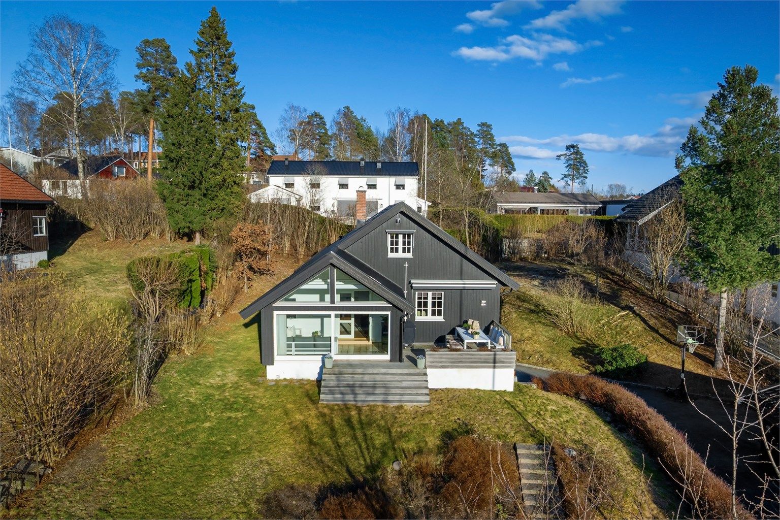 Både Eiksmarka senter, barneskole, barnehage og T-banestasjonen ligger kun 4-500 meter unna boligen