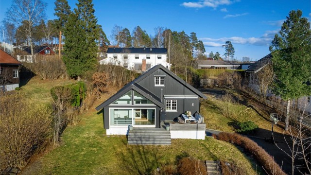 Både Eiksmarka senter, barneskole, barnehage og T-banestasjonen ligger kun 4-500 meter unna boligen