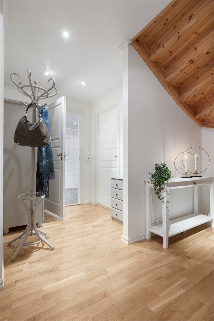 Hallen knytter etasjens rom sammen og har innfelte downlights i himling.