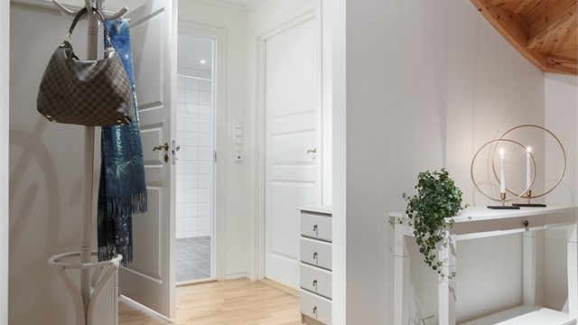 Hallen knytter etasjens rom sammen og har innfelte downlights i himling.