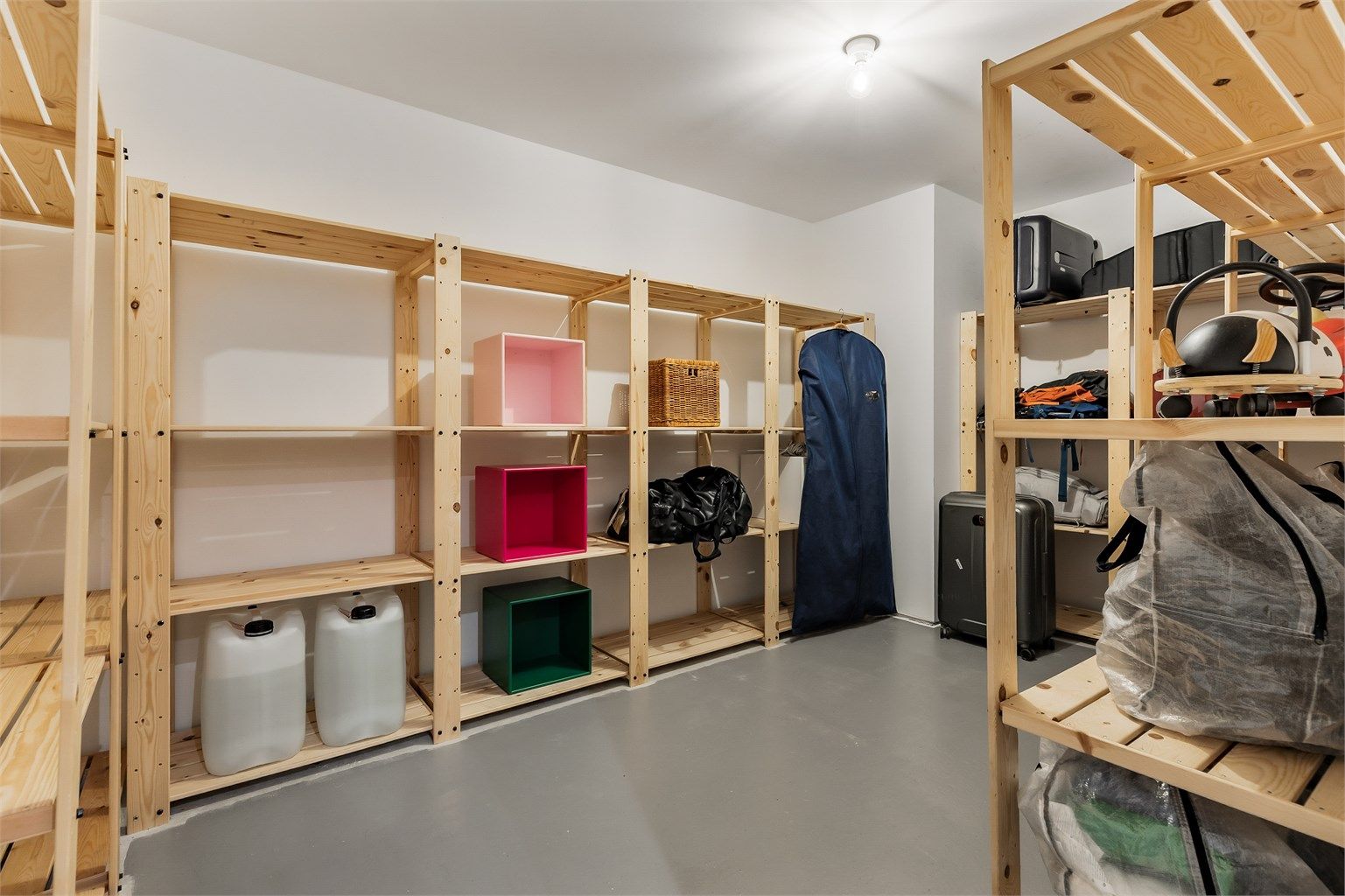 I underetasjen er det god plass til oppbevaring med totalt fire boder.