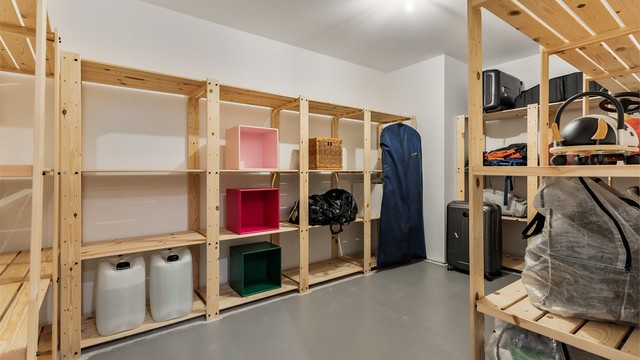 I underetasjen er det god plass til oppbevaring med totalt fire boder.