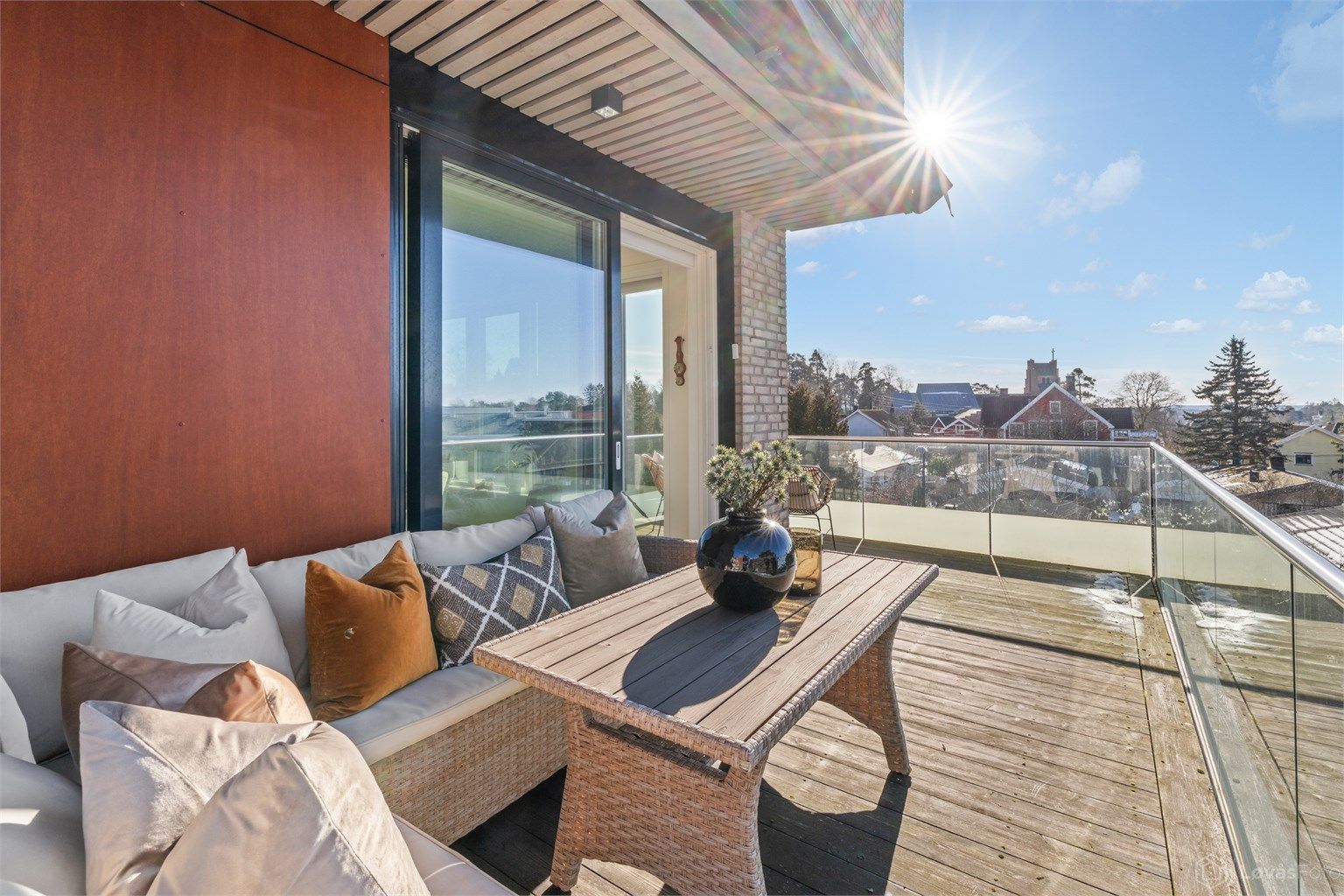Balkongen er på 13 kvm og har rekkverk av glass og metall, samt terrassebord på gulv. Elektrisk markise, utebelysning og stikkontakt