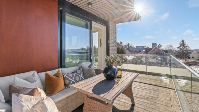 Balkongen er på 13 kvm og har rekkverk av glass og metall, samt terrassebord på gulv. Elektrisk markise, utebelysning og stikkontakt