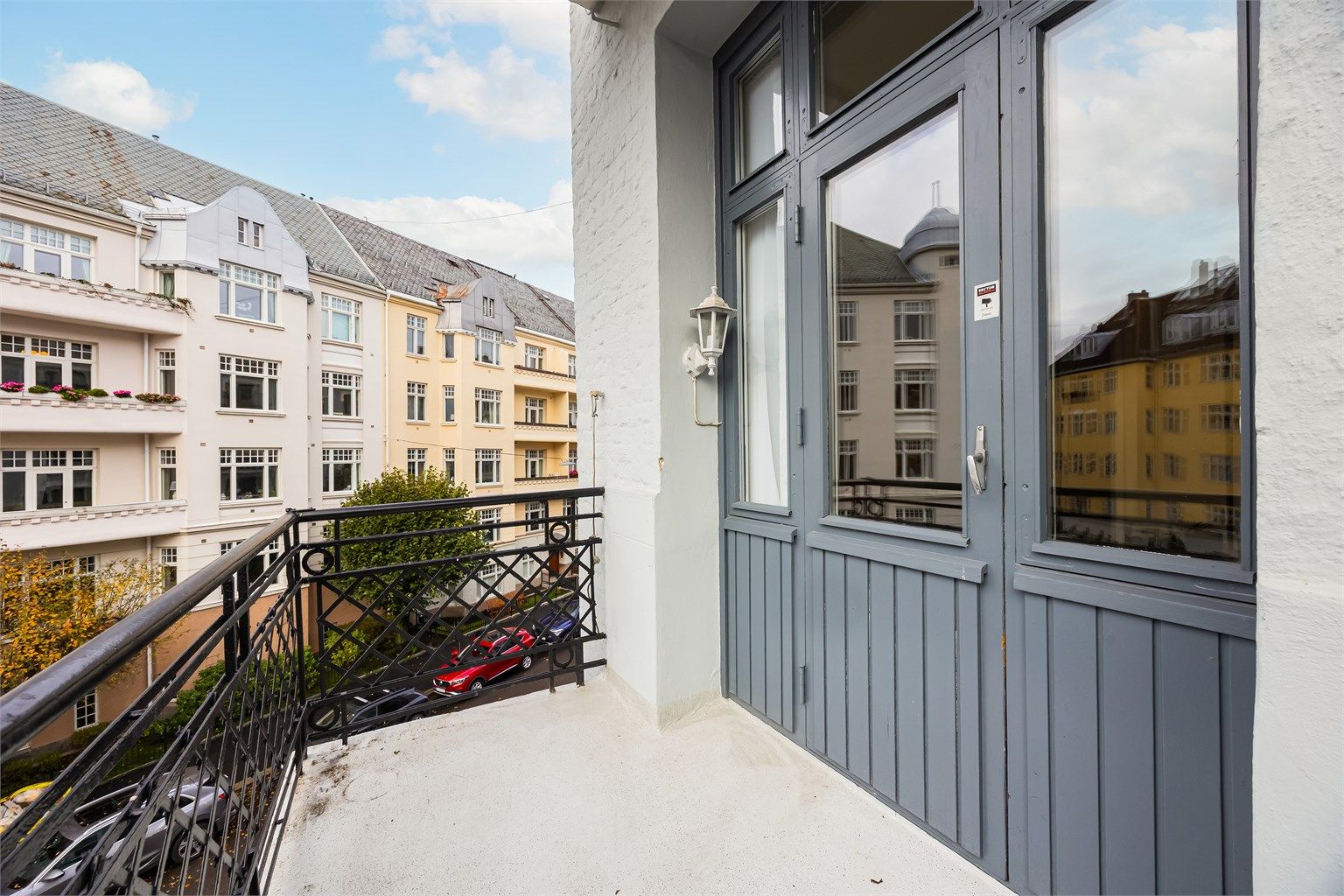 Fra stuen er det utgang til leilighetens balkong.