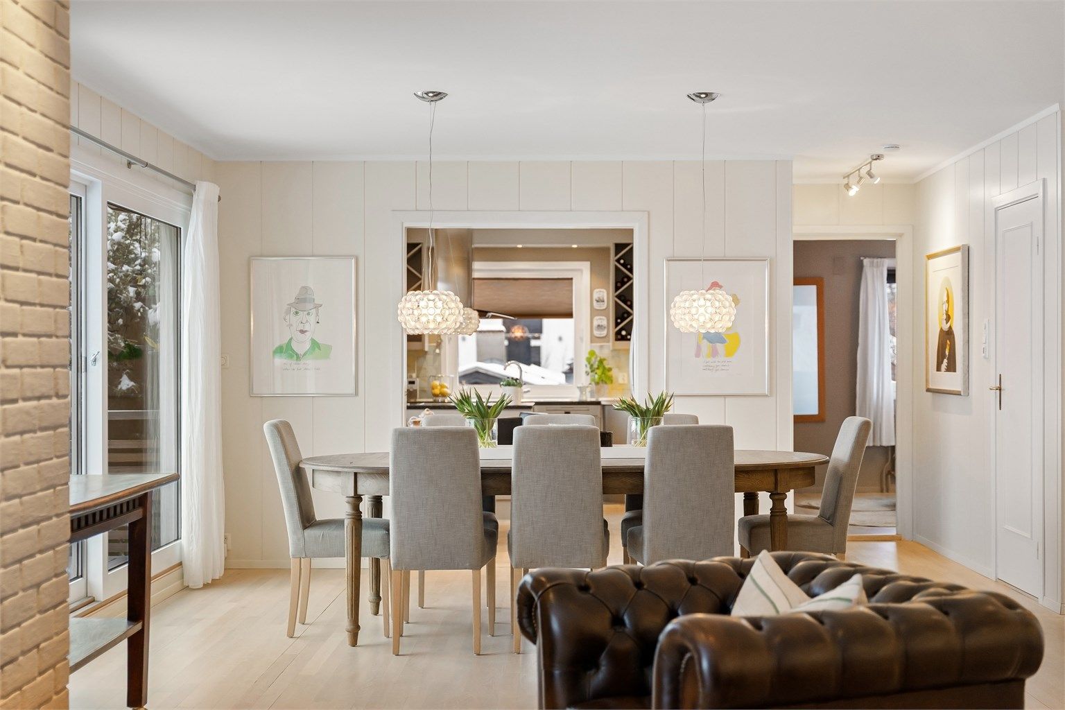 Den åpne løsningen gir en god romfølelse og fleksible møbleringsmuligheter.