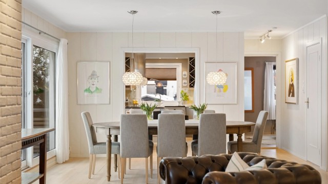 Den åpne løsningen gir en god romfølelse og fleksible møbleringsmuligheter.