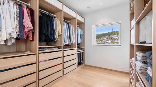 Praktisk garderoberom i direkte tilknytning til hovedbadet