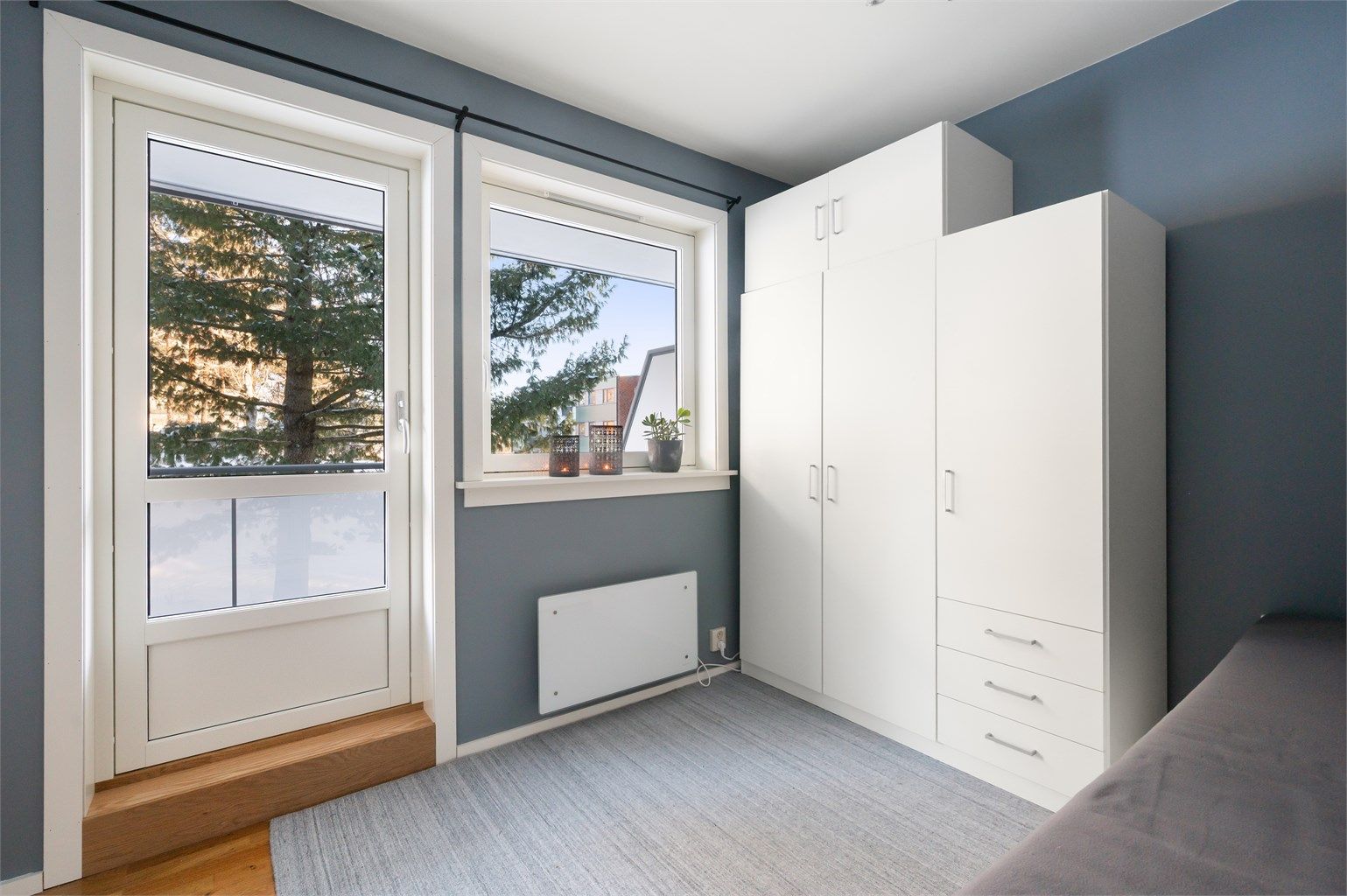 Balkongdøren og vinduet er nye fra 2024, og gir godt med lys.