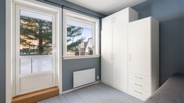 Balkongdøren og vinduet er nye fra 2024, og gir godt med lys.