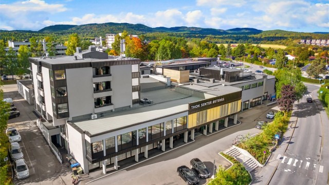 Østerås senteret er to minutter unna boligen.