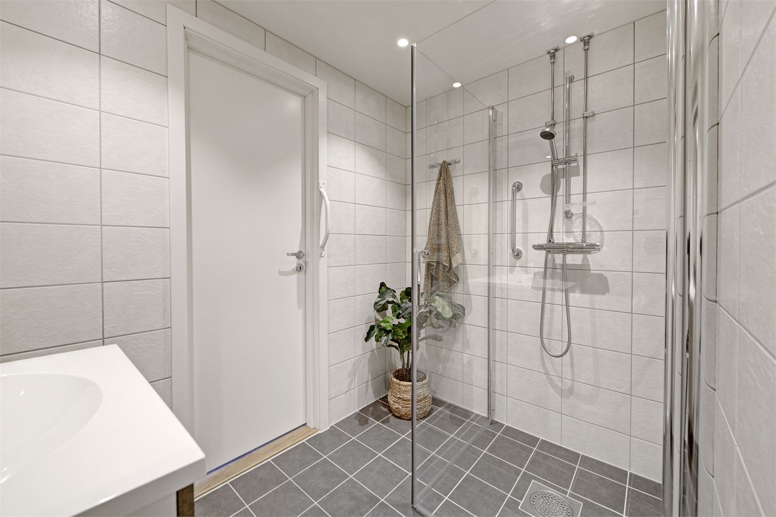 Bad - fra 2019 -flislagt gulv og vegger - gulvvarme - downlights i himling