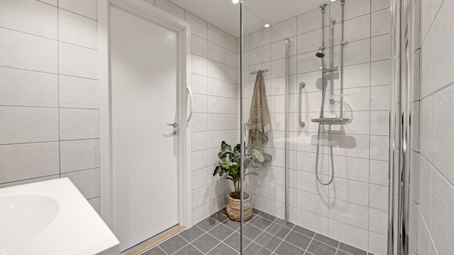 Bad - fra 2019 -flislagt gulv og vegger - gulvvarme - downlights i himling