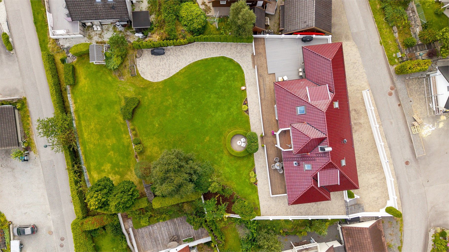 Dronebile av eiendommen sett fra fugleperspektiv