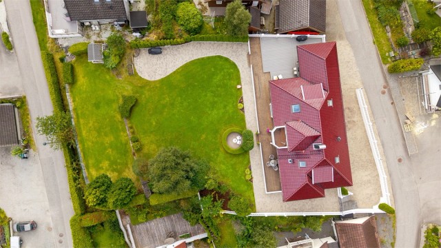 Dronebile av eiendommen sett fra fugleperspektiv