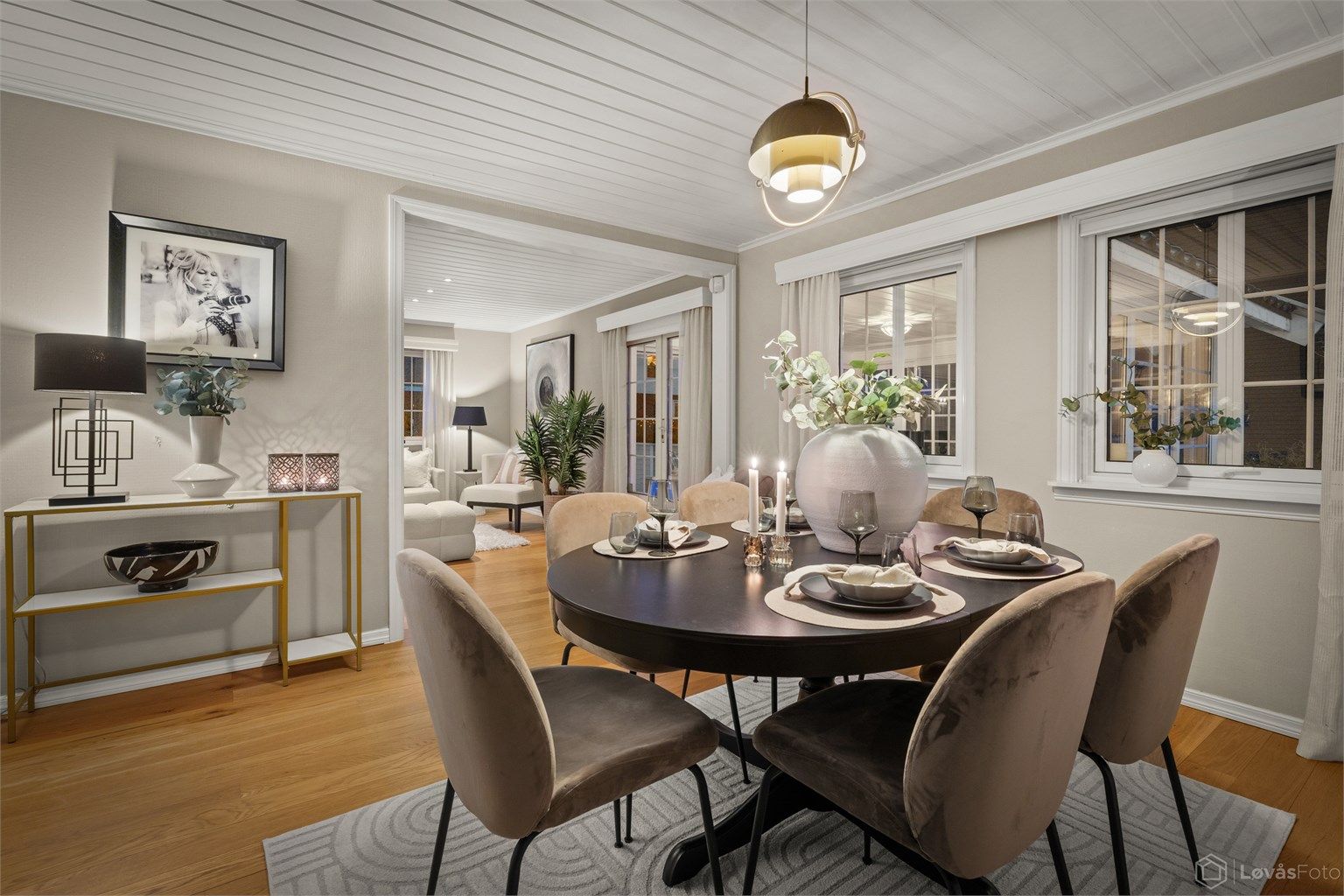 En sjarmerende og innholdsrik enebolig med en romslig hovedetasje som er skreddersydd for både hverdagsliv og sosiale sammenkomster