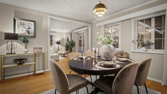 En sjarmerende og innholdsrik enebolig med en romslig hovedetasje som er skreddersydd for både hverdagsliv og sosiale sammenkomster