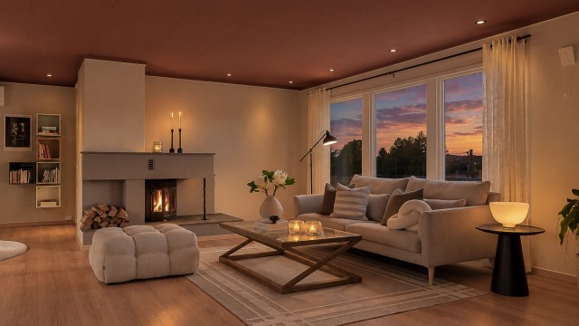 Stuen har montert både varmepumpe og peisovn for varme og hygge på kjølige dager.