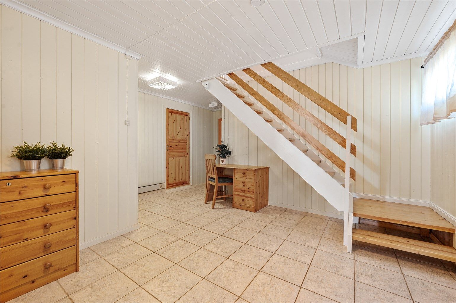 Hall i underetasje med egen utgang til hagen.