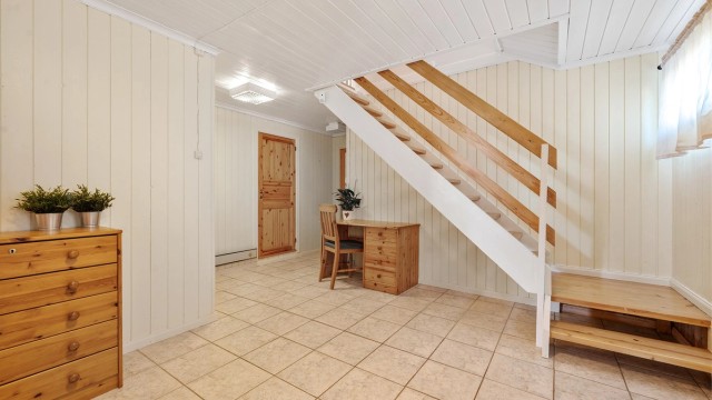 Hall i underetasje med egen utgang til hagen.