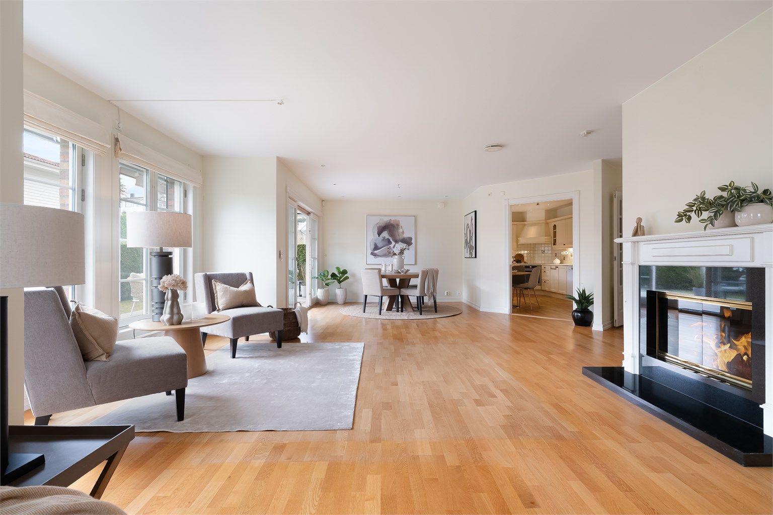 Kjøkkenet ligger i delvis åpen løsning med stuen. Man kan enkelt sette inn dører om det er ønskelig.