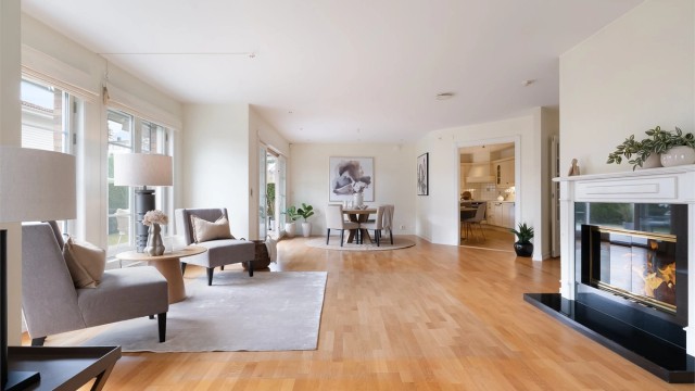 Kjøkkenet ligger i delvis åpen løsning med stuen. Man kan enkelt sette inn dører om det er ønskelig.