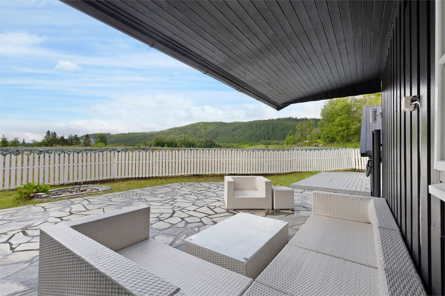 Terrassen er delvis overbygget slik at man kan benytte seg av den uansett vær. Fra terrassen har man også direkte adgang til eiendommens hage. Eiendommen har svært gode solforhold og et stort uteområde hvor ungene kan leke fritt.