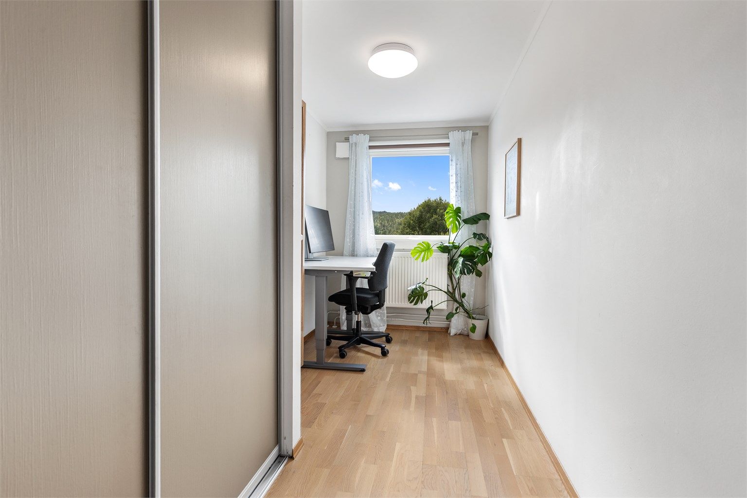 Boligens tredje soverom, også med plass til seng og kontorløsning. Her har du også en skyvedørsgarderobe.