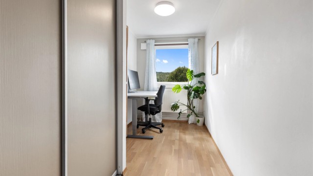 Boligens tredje soverom, også med plass til seng og kontorløsning. Her har du også en skyvedørsgarderobe.