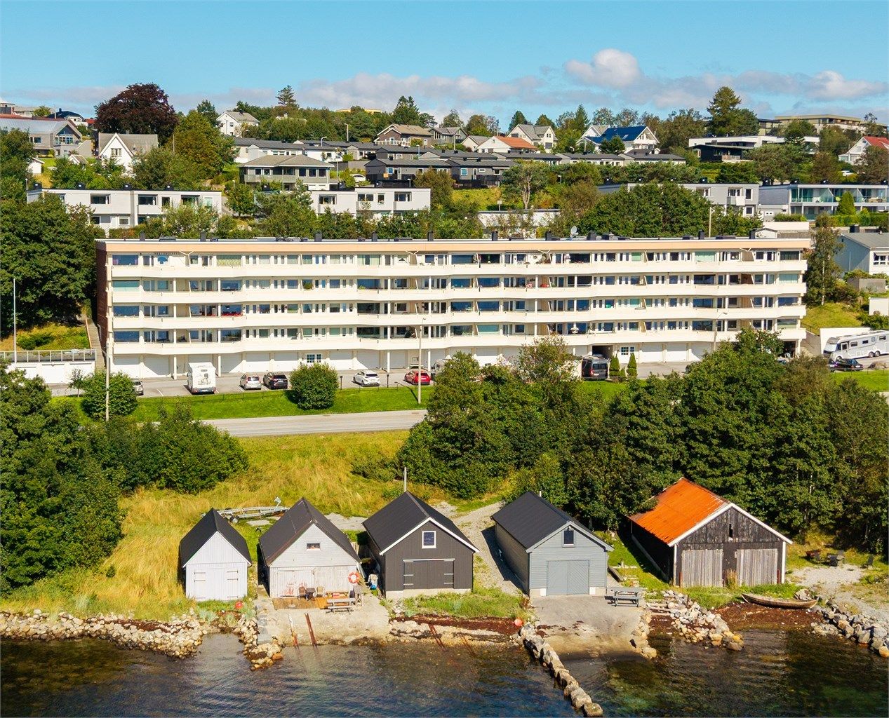 Dronebilde av blokkens om viser den sjønære beliggenheten 