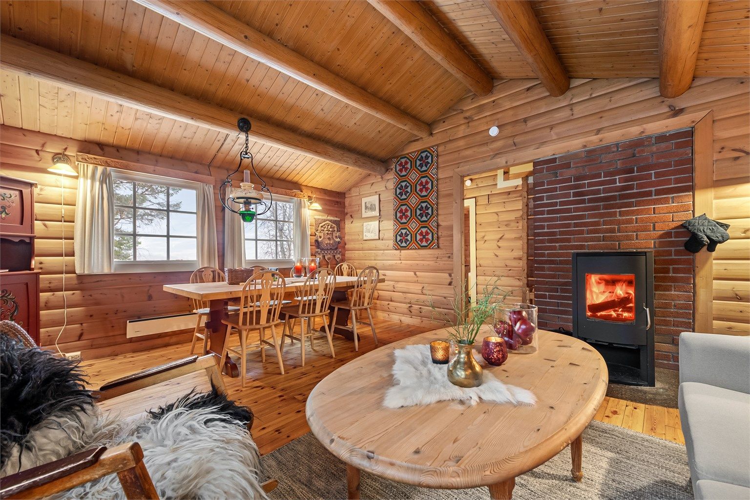 Romslig stue med plass til både sofagruppe og spisestue