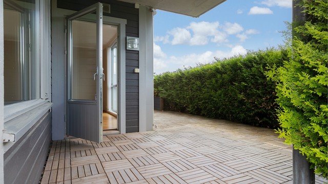 Den store, nordvestvendte terrassen har god plass til utemøbler og grill.