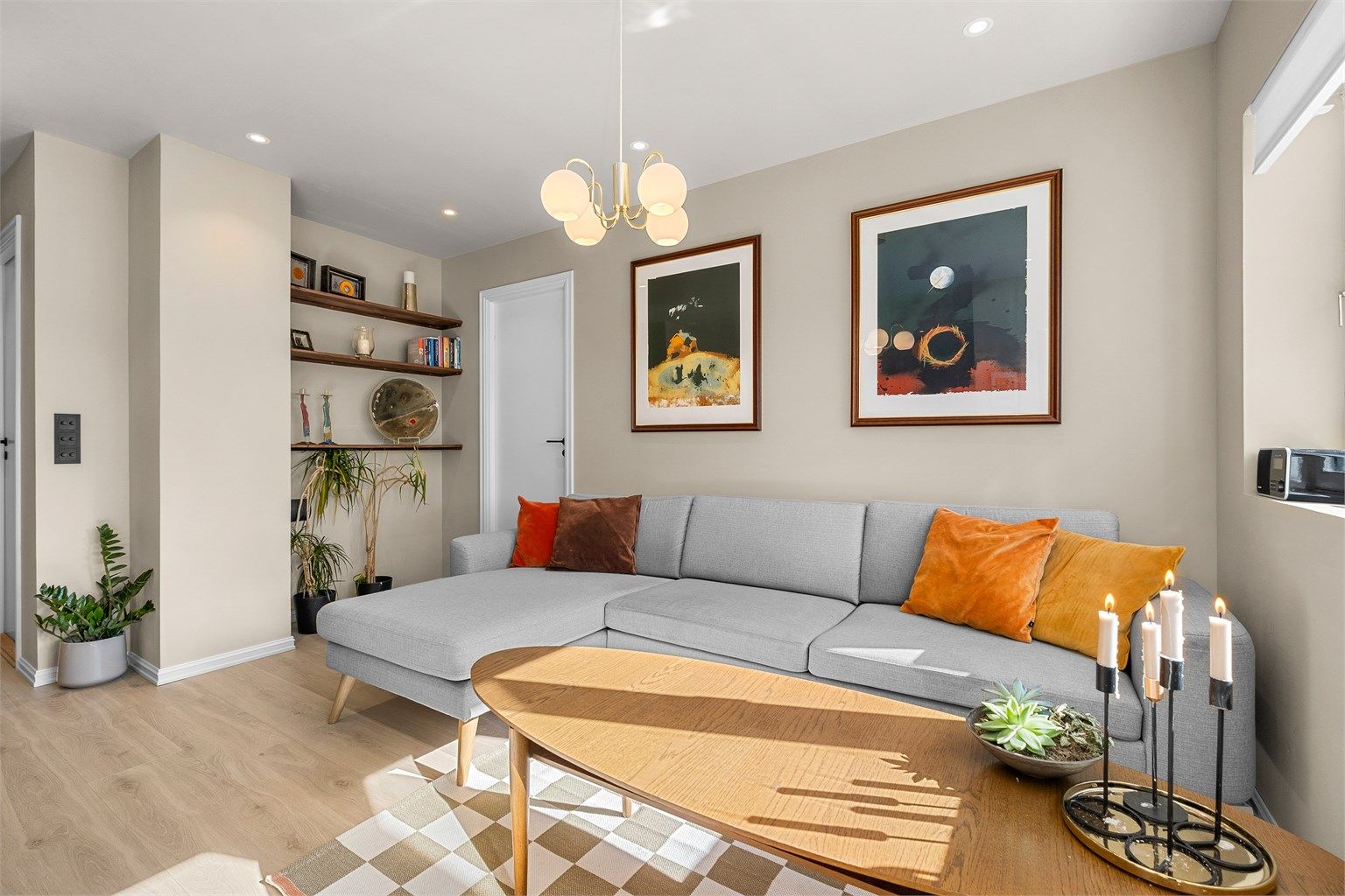 Oppholdsrommet oppleves lyst og innbydende, med god plass til både hverdag og hyggelige sammenkomster.