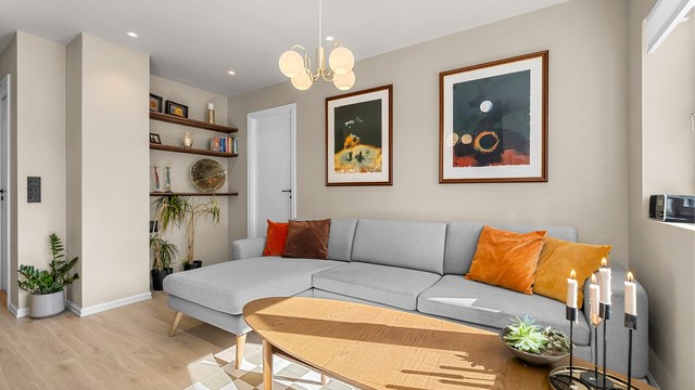 Oppholdsrommet oppleves lyst og innbydende, med god plass til både hverdag og hyggelige sammenkomster.