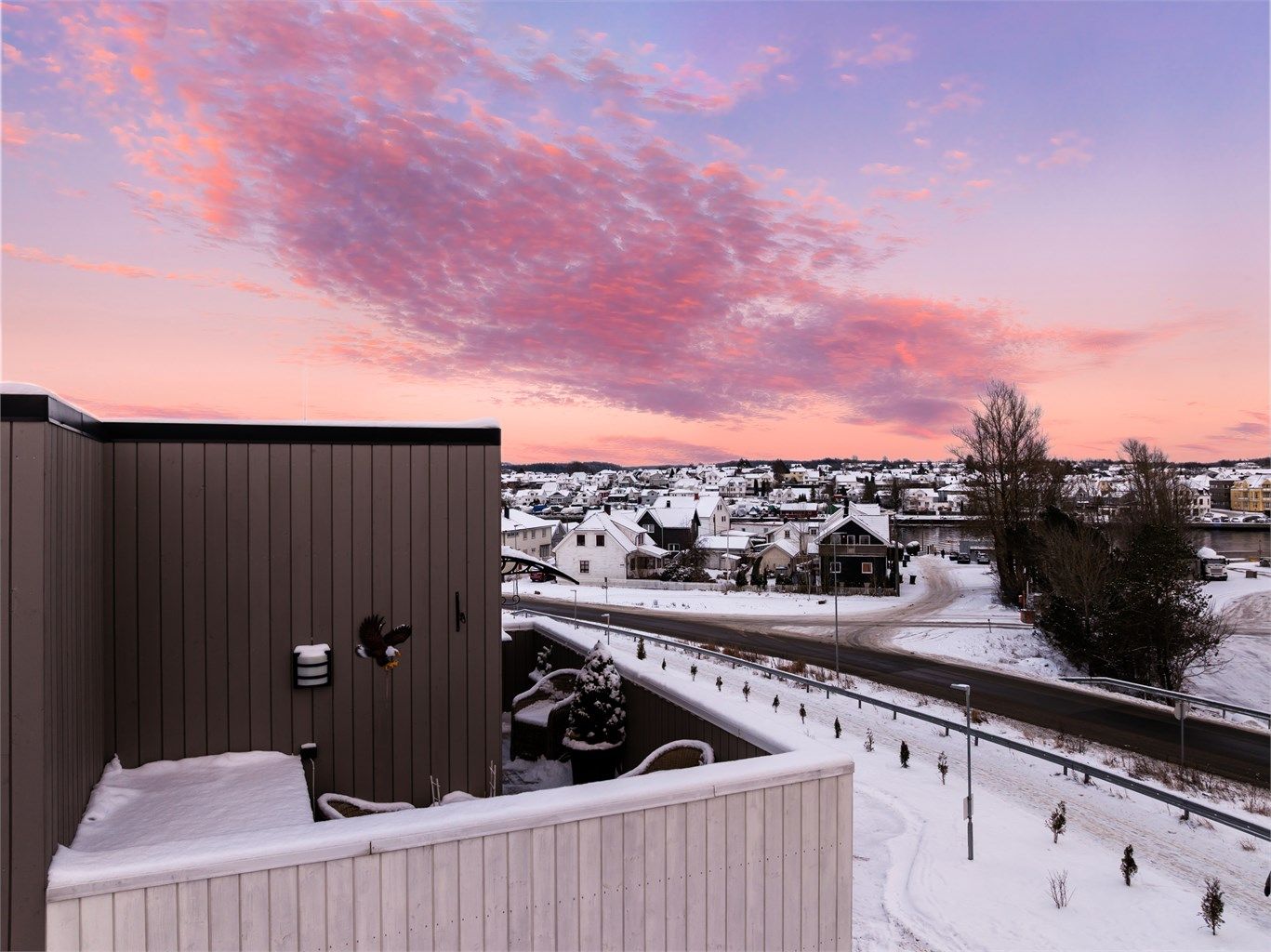 Solforholdene er meget gode; sommerstid er det sol på balkongen store deler av dagen.