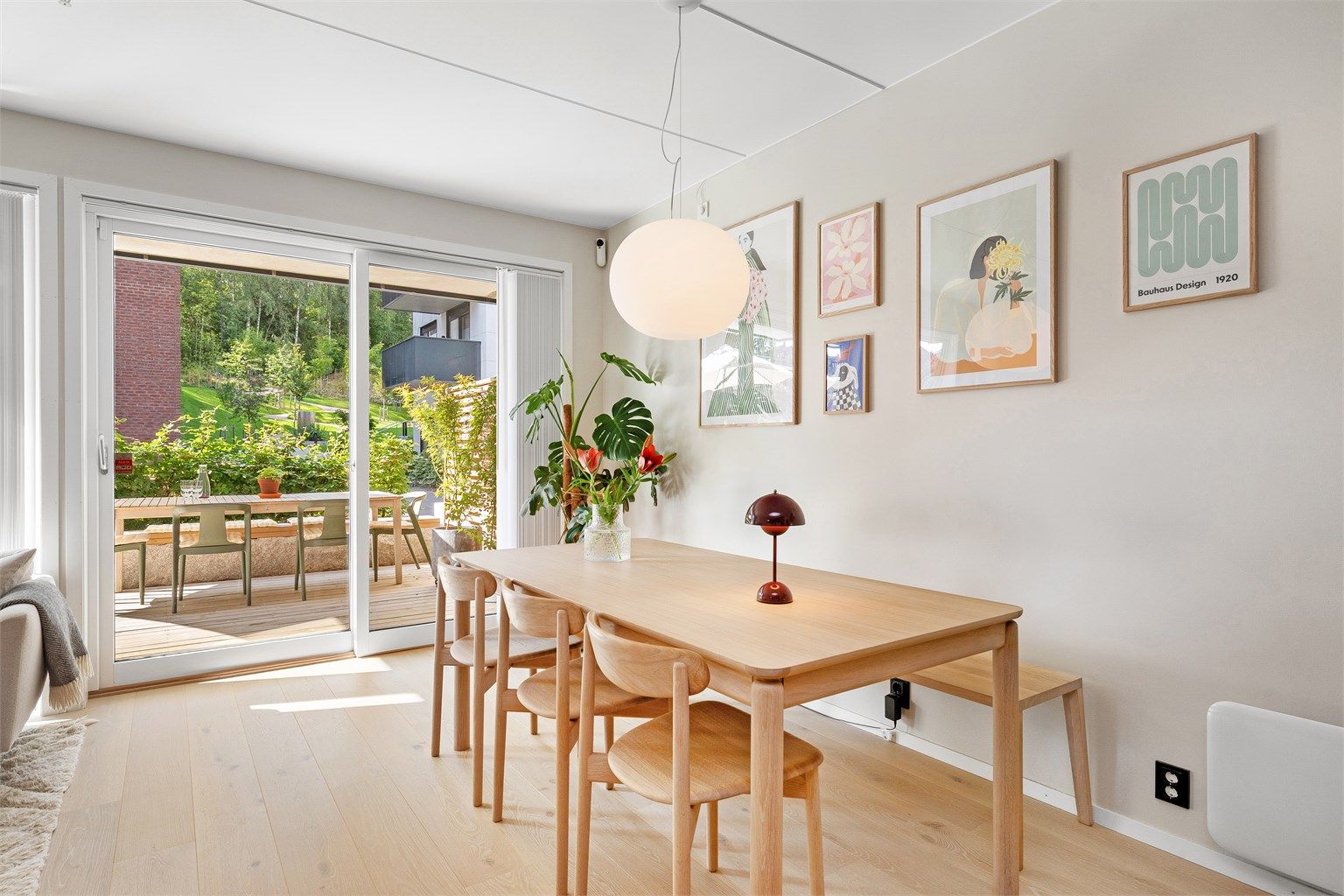  Fra stuen er det direkte utgang til en stor platting som fungerer som en naturlig forlengelse av oppholdsrommet i den varme årstiden. 
