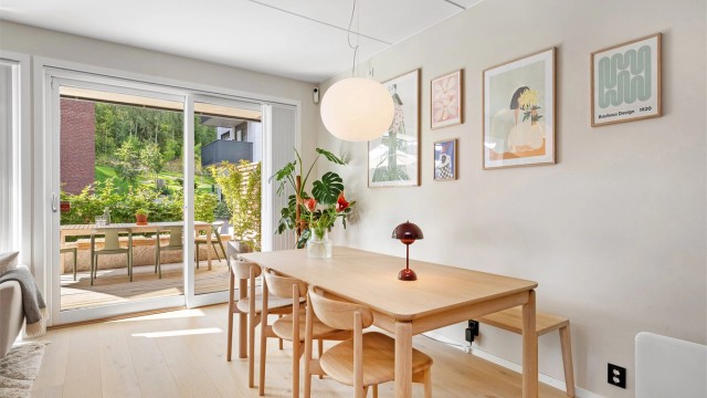 Fra stuen er det direkte utgang til en stor platting som fungerer som en naturlig forlengelse av oppholdsrommet i den varme årstiden.