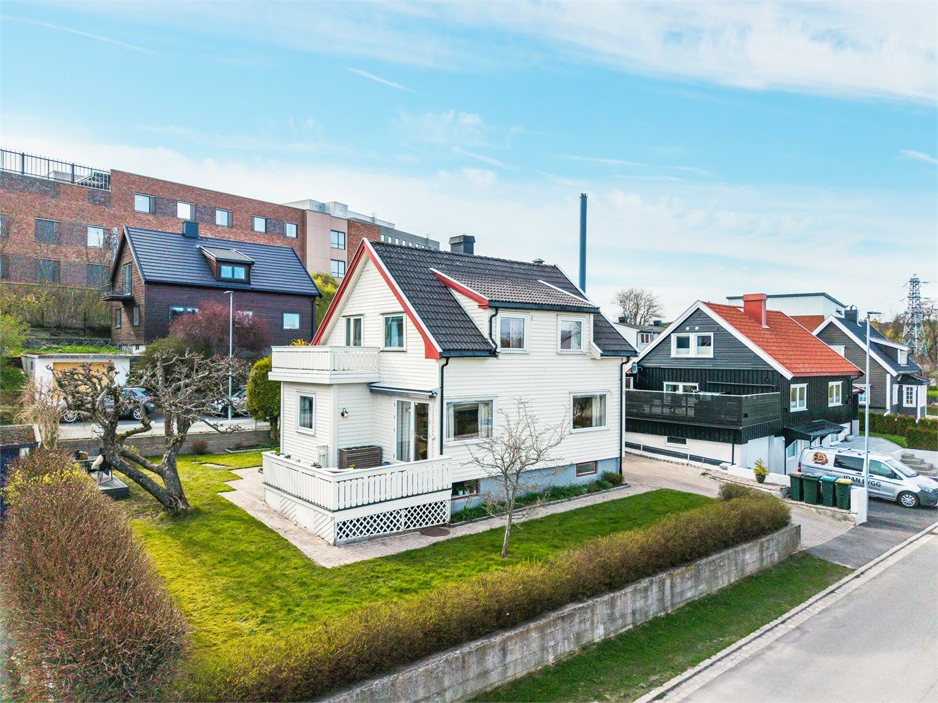 Velkommen til denne hyggelige eneboligen over 2 plan og kjeller! Foto: Fotofinish v/Kristian Bollæren