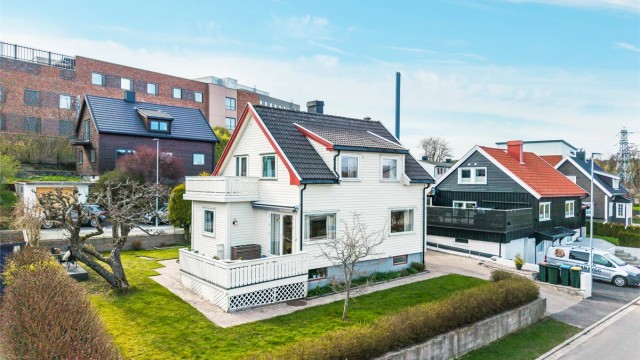 Velkommen til denne hyggelige eneboligen over 2 plan og kjeller! Foto: Fotofinish v/Kristian Bollæren
